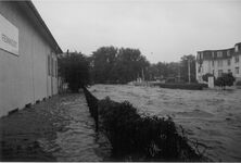 2002: Die Hochwasserkatastrophe in Dresden durch die Flut der Weißeritz ereilt auch den Firmensitz von Dr. Doerr Feinkost.